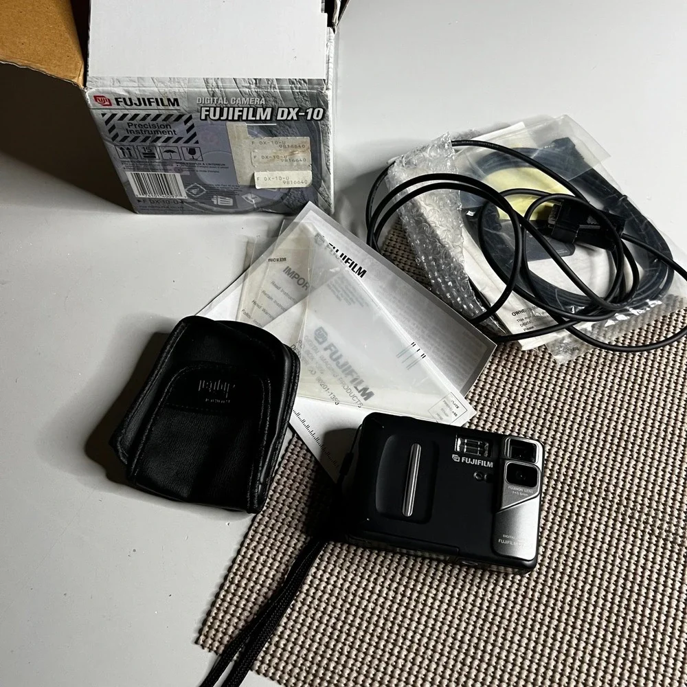 Fujifilm DX-10 Vintage Digital Camera Black Fujinon Lens 5.5mm CCD Boxed Kit‎